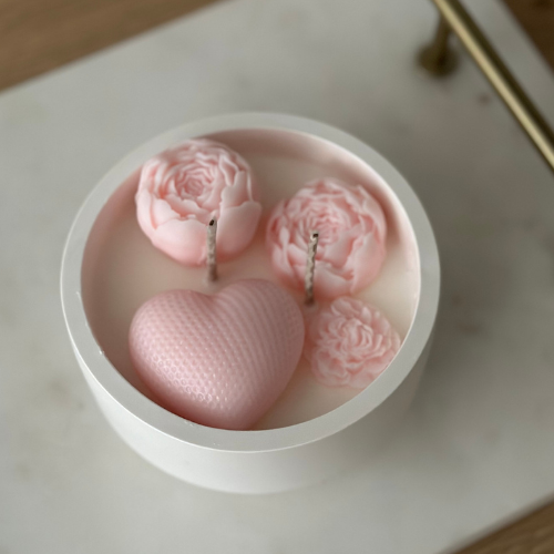Zestaw Prezentowy „Peony & Love” – Świeca Sojowa + Bransoletka Szczęścia z Serduszkiem