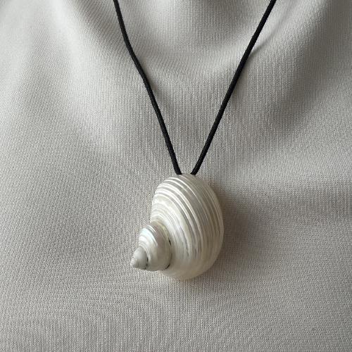 Naszyjnik Muszla – minimalistyczny naszyjnik na sznurku