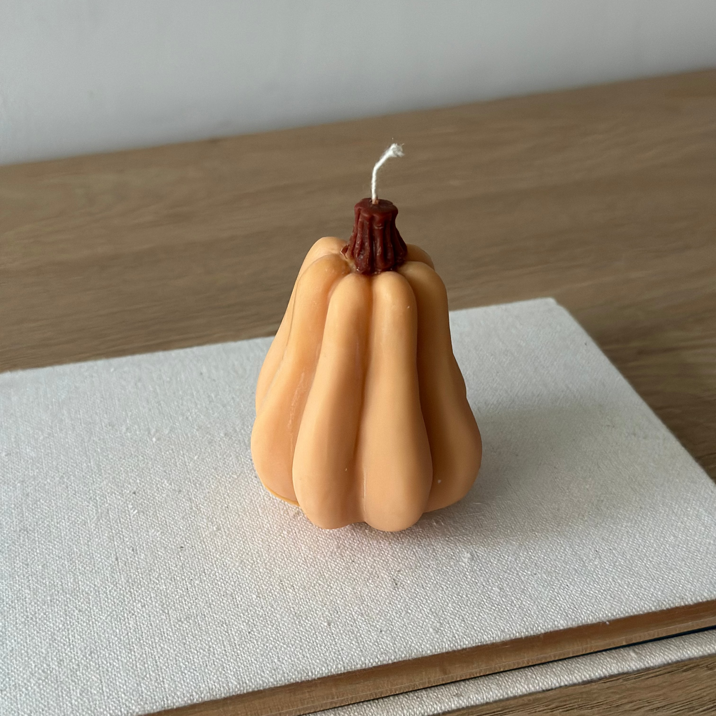Pumpkin Butternut – Świeca Sojowa w Kształcie Podłużnej Dyni