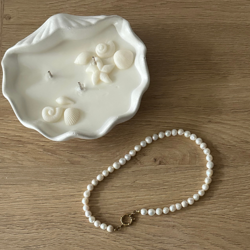 Éclat Pearl Necklace – an elegant necklace with a spring-ring clasp