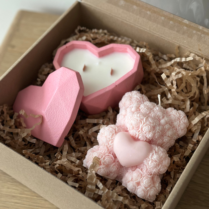 Zestaw Prezentowy – Świeca Sojowa Serce + Świeca Sojowa Teddy Bear Różowy