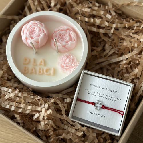 Zestaw Prezentowy „Piwonie dla Babci” – Świeca Sojowa + Bransoletka Szczęścia z Koniczynką