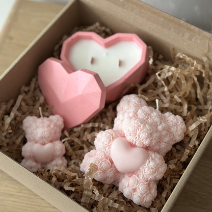 Zestaw Prezentowy – Świeca Sojowa Serce + Świeca Sojowa Teddy Bear & Teddy Bear Mały Różowy