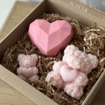 Zestaw Prezentowy – Świeca Sojowa Serce + Świeca Sojowa Teddy Bear & Teddy Bear Mały Różowy