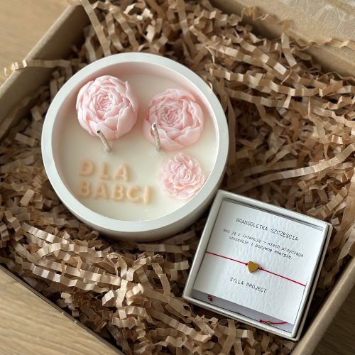 Zestaw Prezentowy „Piwonie dla Babci” – Świeca Sojowa + Bransoletka Szczęścia z Serduszkiem