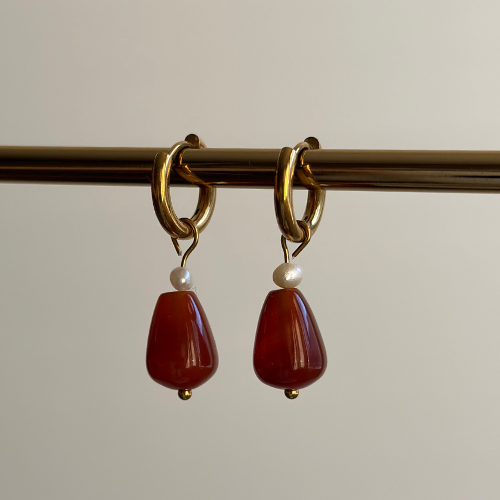 Pearl & Agate – Kolczyki na Biglu z Perłą i Agatem Karneolowym