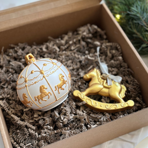 Zestaw Prezentowy Świąteczny: Świeca Bombka Świąteczna z Konikami & Zawieszka Konik – Idealny Prezent