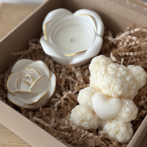Zestaw Prezentowy – Świeca Sojowa Róża Biała + Świeca Sojowa Teddy Bear