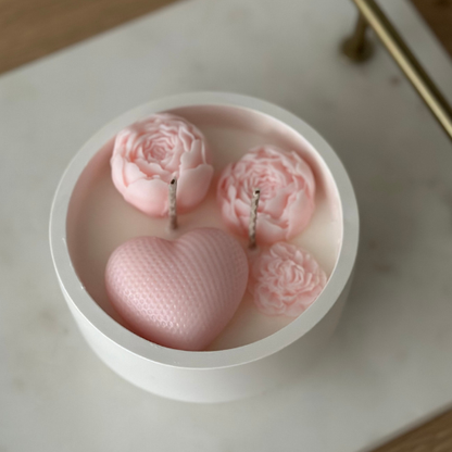 Zestaw Prezentowy „Peony & Love” – Świeca Sojowa + Bransoletka Szczęścia z Serduszkiem