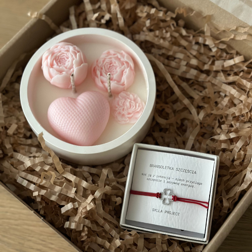 Zestaw Prezentowy „Peony & Love” – Świeca Sojowa + Bransoletka Szczęścia z Koniczynką
