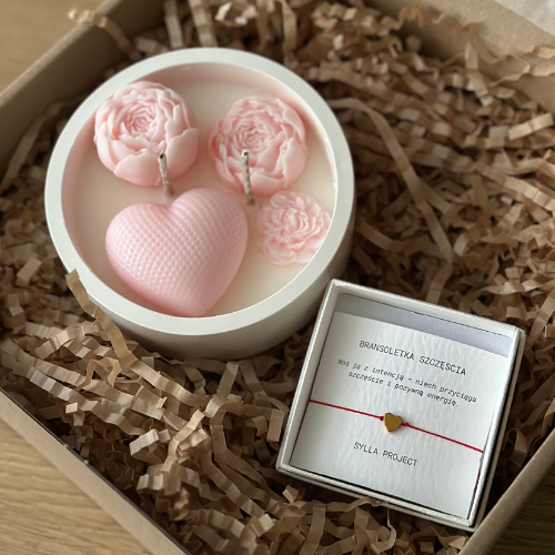 Zestaw Prezentowy „Peony & Love” – Świeca Sojowa + Bransoletka Szczęścia z Serduszkiem