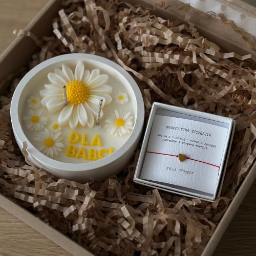 Zestaw Prezentowy „Z miłości dla Babci” – Świeca Sojowa + Bransoletka Szczęścia z Serduszkiem