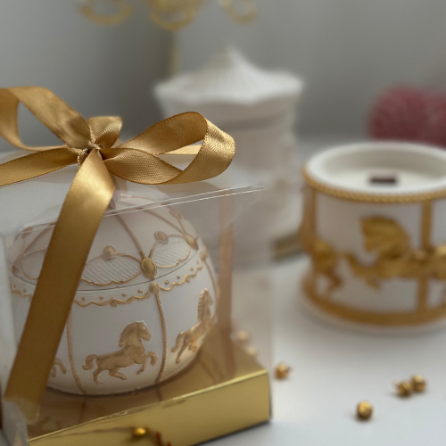 Świeca Sojowa Dekoracyjna - Bombka Świąteczna z Konikami Gold