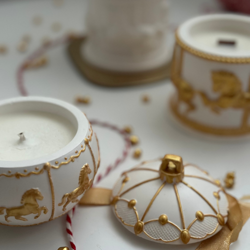 Świeca Sojowa Dekoracyjna - Bombka Świąteczna z Konikami Gold