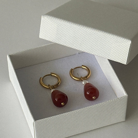 Pearl & Agate – Kolczyki na Biglu z Perłą i Agatem Karneolowym
